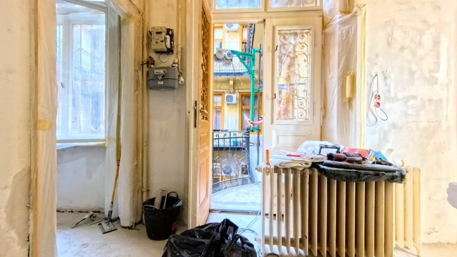 360°-os virtuális séta: konyha-előtér egy gangos bérházi lakás felújításán, vakolás után, festés előtt