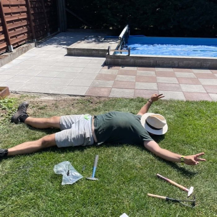 Gyepszőnyeg lefektetve, szerszám még a földön. Ez is hozzátartozik: a kész munka az, amikor le lehet feküdni rá.